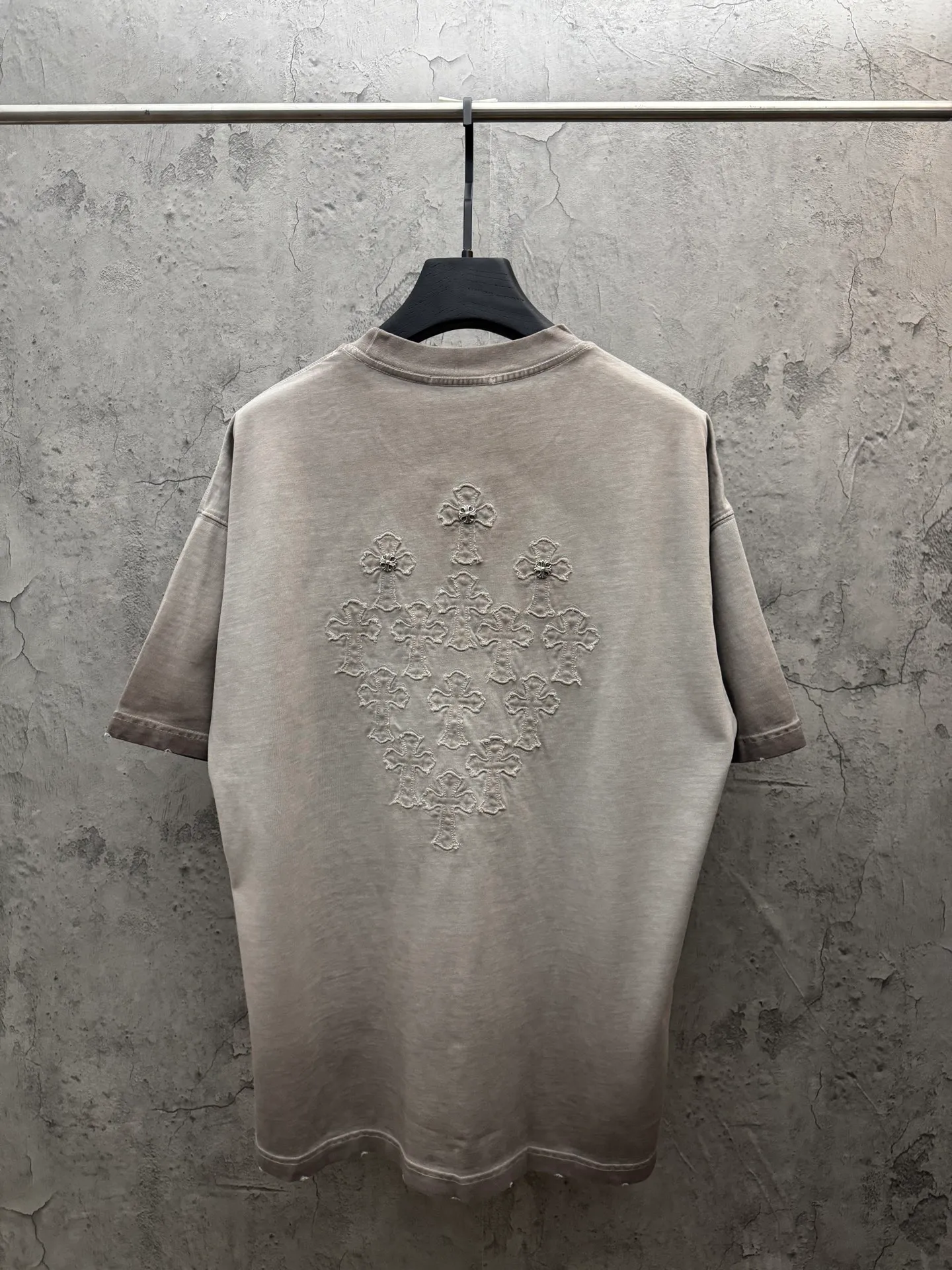 P200 top version, real shot without P, ​​different from market currency) 𝗖𝗵𝗿𝗼𝗺𝗲 𝗛𝗲𝗮𝗿𝘁𝘀/Croxin 2026 spring new original single counter American laser burnt patch embroidered couple short sleeves 👑The highest version! Customized fabric 330g, washed and fried. Best-selling model at the counter. Very comfortable to wear. Accessories: Original molded and authenticated collar label➕100% silk wash label. Genuine purchase-grade original hangtag➕matching hanging rope➕3D hanging beads➕original packaging bag. Craftsmanship: The original version has consistent wiring! The highest version of the armhole matching technique! Color: Khaki Black Rose Red Light Blue Purple Size: S M L XL Style Number: 26-2002